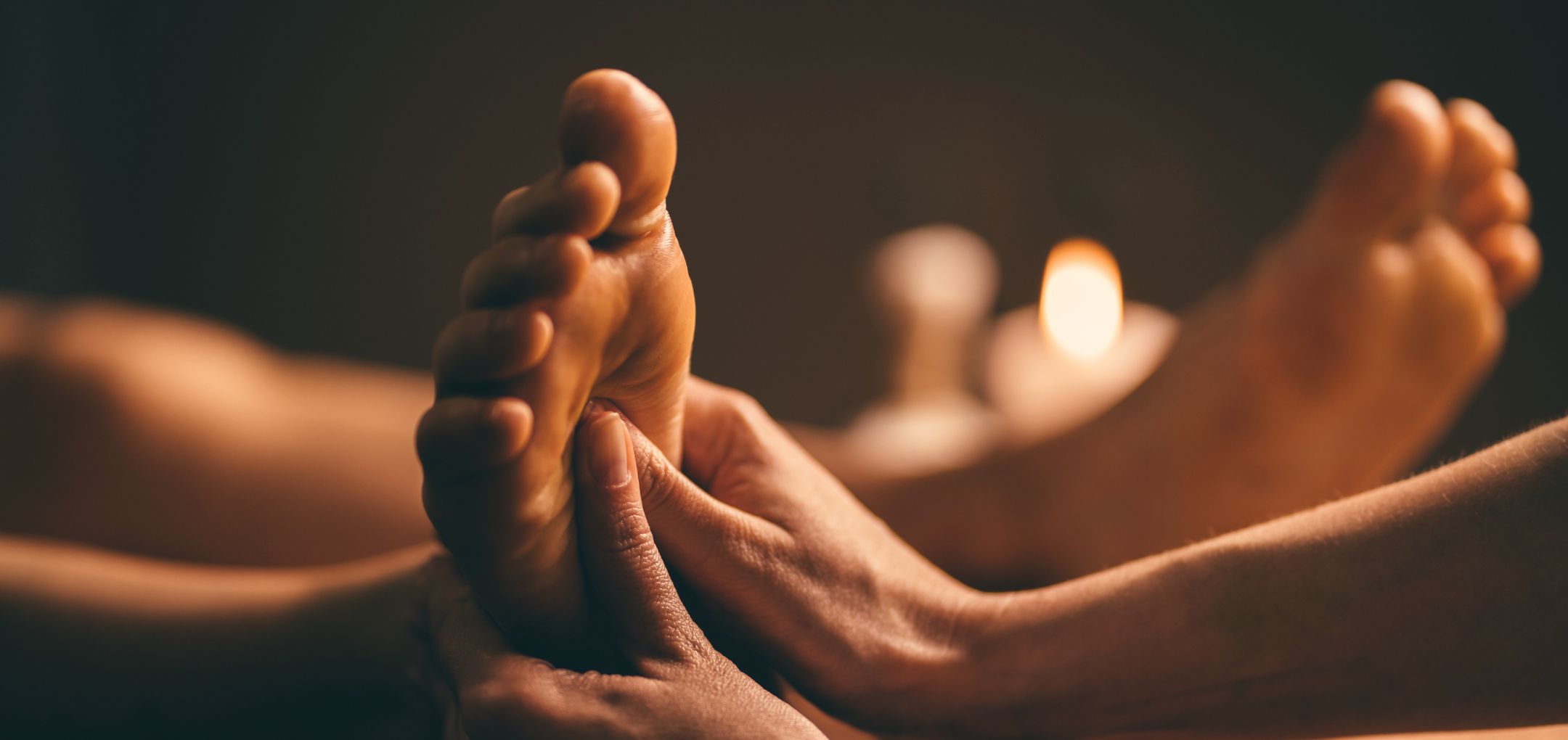Massage des pieds relaxant pour soulager les tensions et favoriser la détente