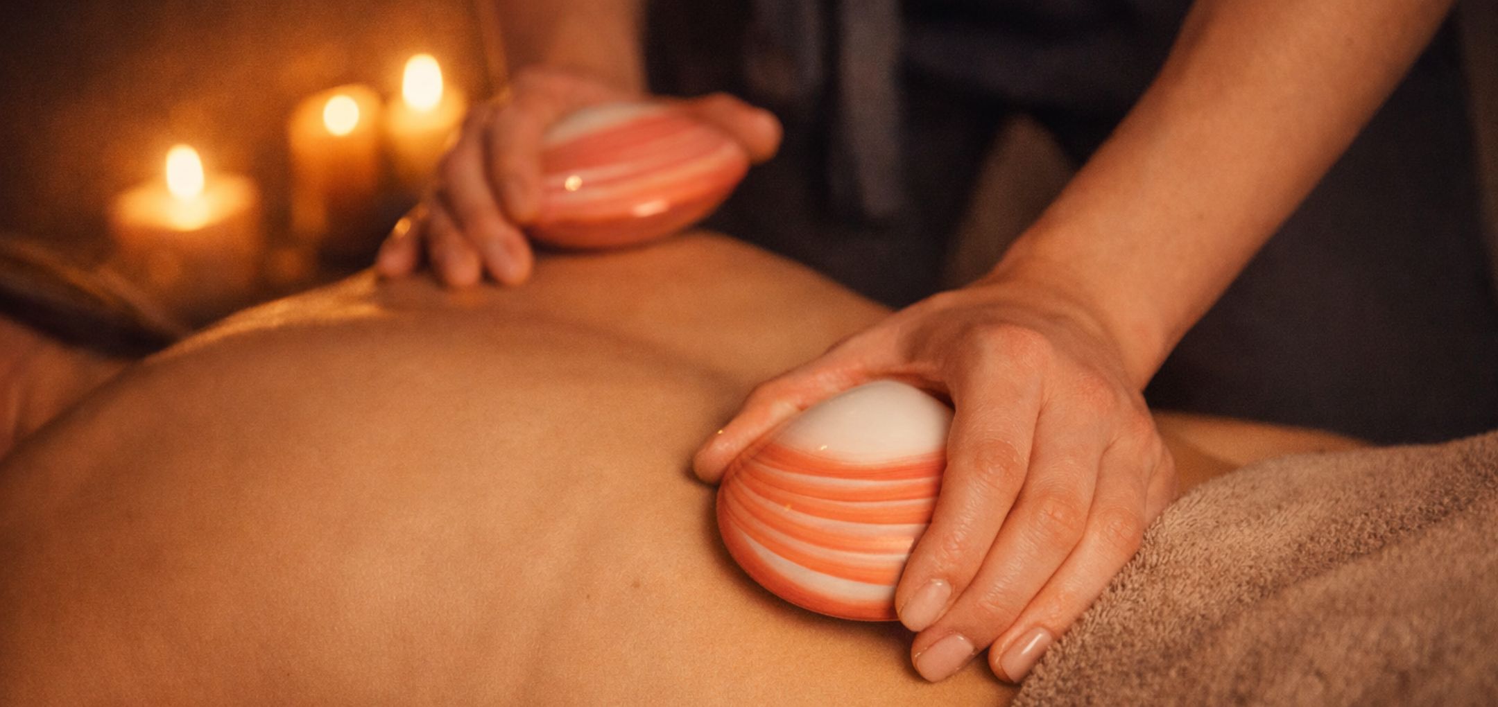 Massage aux coquillages chauds pour une relaxation profonde du dos
