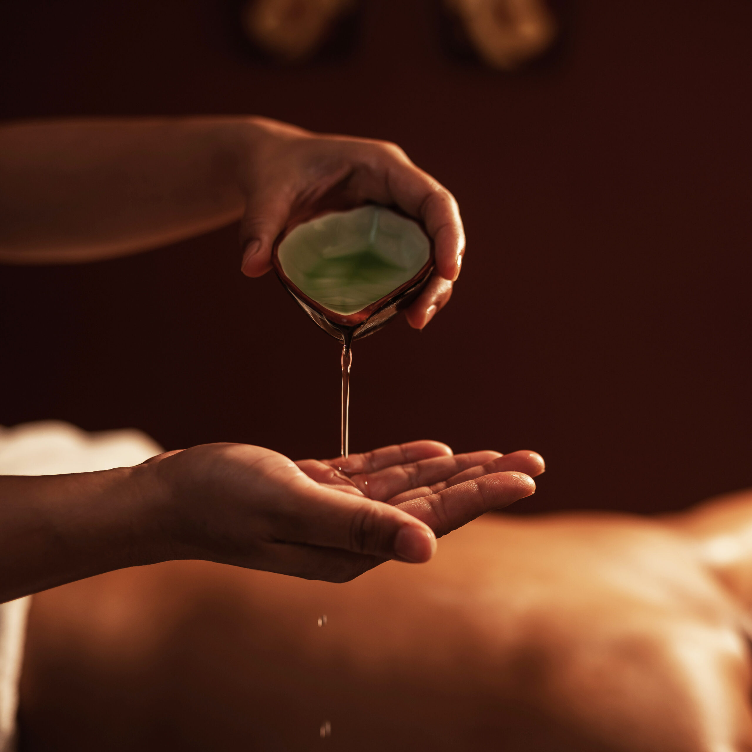 Massage aux coquillages chauds procurant une relaxation profonde et enveloppante