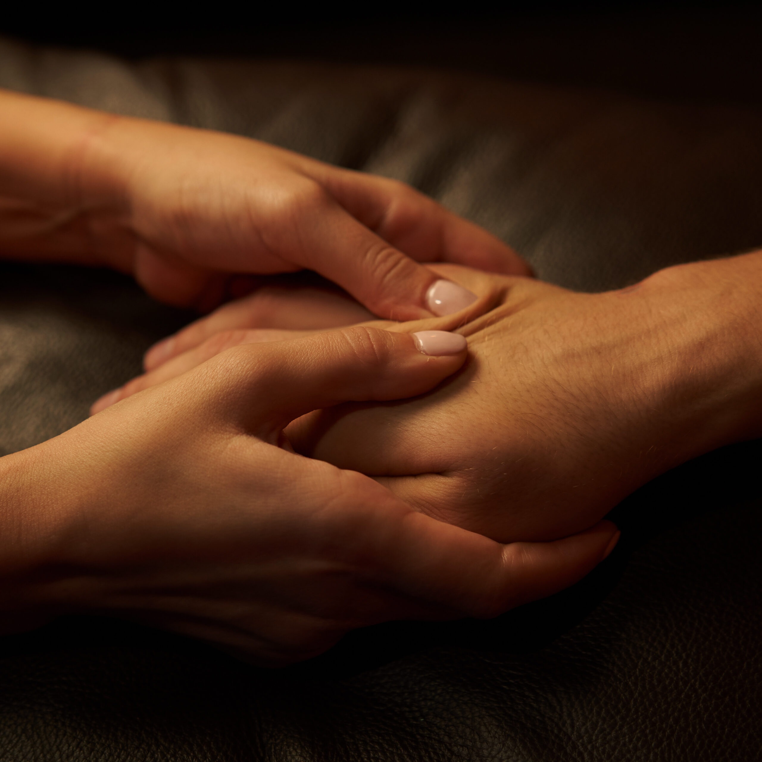 Massage des mains bien-être pour relâcher les tensions physiques et émotionnelles