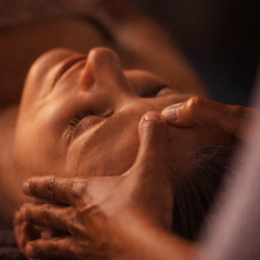 Massage de la tête et du cuir chevelu pour apaiser le mental et réduire le stress